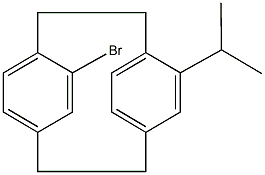 5-bromo-12-isopropyltricyclo[8.2.2.2~4,7~]hexadeca-1(12),4,6,10,13,15-hexaene Struktur