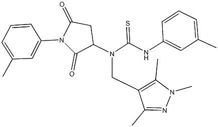 N'-(3-methylphenyl)-N-[1-(3-methylphenyl)-2,5-dioxo-3-pyrrolidinyl]-N-[(1,3,5-trimethyl-1H-pyrazol-4-yl)methyl]thiourea Struktur