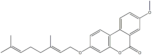 3-[(2E)-3,7-dimethylocta-2,6-dienoxy]-8-methoxybenzo[c]chromen-6-one Struktur