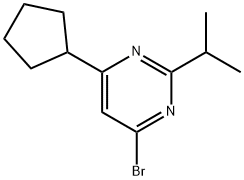 4-bromo-6-cyclopentyl-2-(propan-2-yl)pyrimidine Struktur