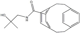 N-(2-hydroxy-2-methylpropyl)tricyclo[8.2.2.2~4,7~]hexadeca-1(12),4,6,10,13,15-hexaene-5-carboxamide Struktur