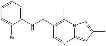 2-bromo-N-(1-{2,7-dimethylpyrazolo[1,5-a]pyrimidin-6-yl}ethyl)aniline Struktur