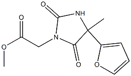 methyl 2-[4-(furan-2-yl)-4-methyl-2,5-dioxoimidazolidin-1-yl]acetate Struktur