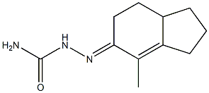 2-(4-methyl-2,3,5,6,7,7a-hexahydro-1H-inden-5-yliden)hydrazine-1-carboxamide Struktur