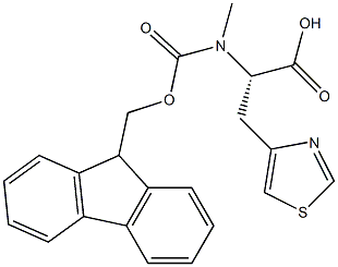 (2S)-2-({[(9H-fluoren-9-yl)methoxy]carbonyl}(methyl)amino)-3-(1,3-thiazol-4-yl)propanoic acid Struktur