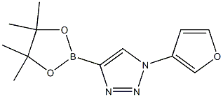 1-(furan-3-yl)-4-(4,4,5,5-tetramethyl-1,3,2-dioxaborolan-2-yl)-1H-1,2,3-triazole Struktur