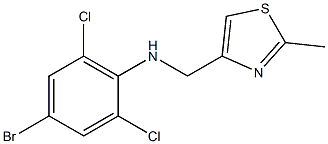 4-bromo-2,6-dichloro-N-[(2-methyl-1,3-thiazol-4-yl)methyl]aniline Struktur