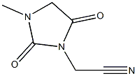 2-(3-methyl-2,5-dioxoimidazolidin-1-yl)acetonitrile Struktur