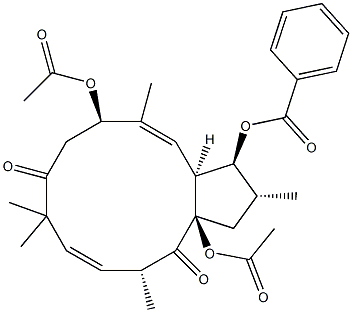 (2R,3S,3aS,4E,6R,10E,12R,13aR)-6,13a-Bis(acetyloxy)-3-(benzoyloxy)-3,3a,7,9,12,13a-hexahydro-2,5,9,9,12-pentamethyl-1H-cyclopentacyclododecene-8,13(2H,6H)-dione Struktur