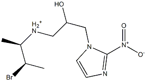 N-[(1R,2R)-2-Bromo-1-methylpropyl]-2-hydroxy-3-(2-nitro-1H-imidazol-1-yl)propan-1-aminium Struktur