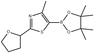 4-methyl-2-(tetrahydrofuran-2-yl)-5-(4,4,5,5-tetramethyl-1,3,2-dioxaborolan-2-yl)thiazole Struktur