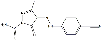 4-[(Z)-2-(4-cyanophenyl)hydrazono]-3-methyl-5-oxo-1H-pyrazole-1(5H)-carbothioamide Struktur