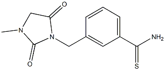 3-[(3-methyl-2,5-dioxoimidazolidin-1-yl)methyl]benzene-1-carbothioamide Struktur