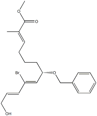 (2E,7S,8Z,10E)-9-Bromo-12-hydroxy-7-(benzyloxy)-2-methyl-2,8,10-dodecatrienoic acid methyl ester Struktur