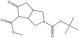 5-Oxo-hexahydro-cyclopenta[c]pyrrole-2,4-dicarboxylic acid 2-tert-butyl ester 4-methyl ester Struktur