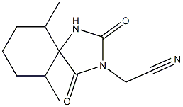 (6,10-dimethyl-2,4-dioxo-1,3-diazaspiro[4.5]dec-3-yl)acetonitrile Struktur