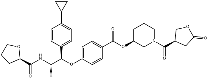 Benzoic acid, 4-[(1R,2S)-1-(4-cyclopropylphenyl)-2-[[[(2R)-tetrahydro-2-furanyl]carbonyl]amino]propoxy]-, (3S)-1-[[(3R)-tetrahydro-5-oxo-3-furanyl]carbonyl]-3-piperidinyl ester Struktur