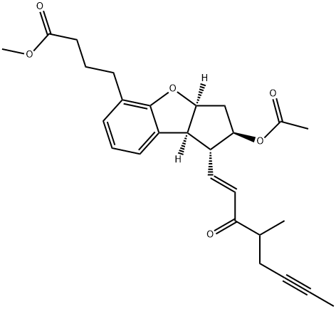 1H-Cyclopenta[b]benzofuran-5-butanoic acid, 2-(acetyloxy)-2,3,3a,8b-tetrahydro-1-[(1E)-4-methyl-3-oxo-1-octen-6-yn-1-yl]-, methyl ester, (1R,2R,3aS,8bS)- Struktur