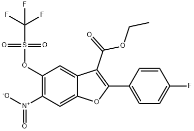 Ethyl 2-(4-fluorophenyl)-6-nitro-5-(((trifluoromethyl)sulfonyl)oxy)benzofuran-3-carboxylate Struktur