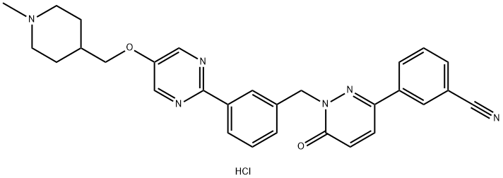 Benzonitrile, 3-[1,6-dihydro-1-[[3-[5-[(1-methyl-4-piperidinyl)methoxy]-2-pyrimidinyl]phenyl]methyl]-6-oxo-3-pyridazinyl]-, hydrochloride (1:) Struktur