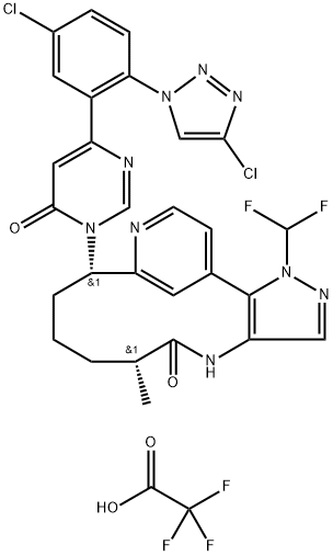 11,15-Metheno-15H-pyrazolo[4,3-b][1,7]diazacyclotetradecin-5(6H)-one, 10-[4-[5-chloro-2-(4-chloro-1H-1,2,3-triazol-1-yl)phenyl]-6-oxo-1(6H)-pyrimidinyl]-1-(difluoromethyl)-1,4,7,8,9,10-hexahydro-6-methyl-, (6R,10S)-, 2,2,2-trifluoroacetate (1:1) Struktur