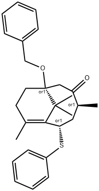 Bicyclo(5.3.1)undec-7-en-3-one, 4,8,11,11-tetramethyl-1-(phenylmethoxy )-6-(phenylthio)-, (4-endo,6-exo)-(+-)- Struktur