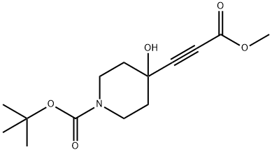 tert-butyl 4-hydroxy-4-(3-Methoxy-3-oxoprop-1-ynyl)piperidine-1-carboxylate Struktur