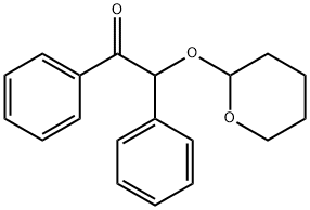 1,2-diphenyl-2-[(tetrahydro-2H-pyran-2-yl)oxy]ethan-1-one Struktur