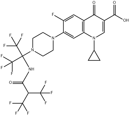 3-Quinolinecarboxylic acid, 1-cyclopropyl-6-fluoro-1,4-dihydro-4-oxo-7-[4-[2,2,2-trifluoro-1-(trifluoroMethyl)-1-[[3,3,3-trifluoro-1-oxo-2-(trifluoroMethyl)propyl]aMino]ethyl]-1-piperazinyl]- Struktur