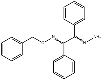 1,2-Diphenyl-2-hydrazonoethan-1-one O-(phenylmethyl)oxime Struktur