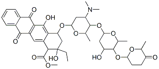 methyl 4-[4-dimethylamino-5-[4-hydroxy-6-methyl-5-(6-methyl-5-oxo-oxan -2-yl)oxy-oxan-2-yl]oxy-6-methyl-oxan-2-yl]oxy-2-ethyl-2,5-dihydroxy-6 ,11-dioxo-3,4-dihydro-1H-tetracene-1-carboxylate Struktur