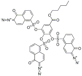 pentyl 3,4,5-tris[[(6-diazo-5,6-dihydro-5-oxo-1-naphthyl)sulphonyl]oxy]benzoate Struktur