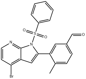 Benzaldehyde, 3-[4-broMo-1-(phenylsulfonyl)-1H-pyrrolo[2,3-b]pyridin-2-yl]-4-Methyl- Struktur