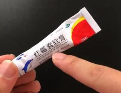 紅霉素軟膏，在眼部涂?jī)上?，身體會(huì)出現(xiàn)什么變化？